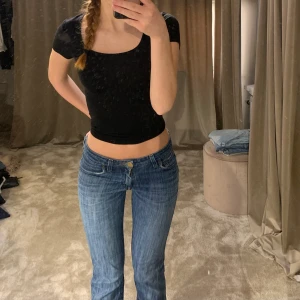 Lee low waist jeans - Säljer mina low waist jeans från Lee då de tyvärr inte kommer till användning längre. De är raka o långa i benen. Skriv för fler bilder.