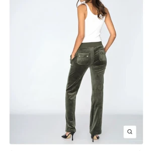  juicy couture byxor  - Gröna (dark Moss) juicy byxor i storlek XS, väldigt bra skick. Köpta för 1200 kr på NK