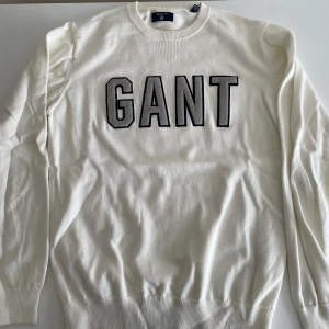 GANT stickad logo tröja vit - Sparsamt använd, fint skick, inge missfärgningar