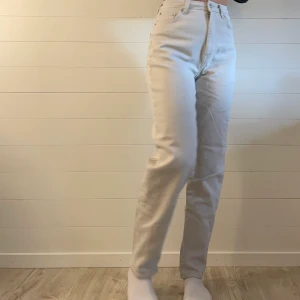 ❤️‍🔥Jeans från Hm❤️‍🔥 - Ett par beiga jeans i ett väldigt mjukt och stretchigt material från Hm. I stl 34 men som sagt väldigt stretchiga!