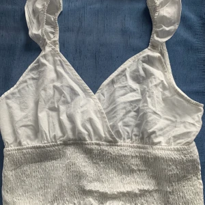 Linne från nakd, storlek 42  - Endast testad så typ som ny. Öppen i ryggen.