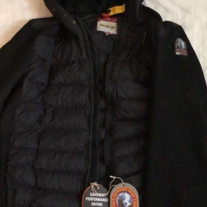 Parajumpers jacka - Para jumper jacka i storlek xl,aldrig använd pga att den är förstor pris kan diskuteras,dm för bild osv...