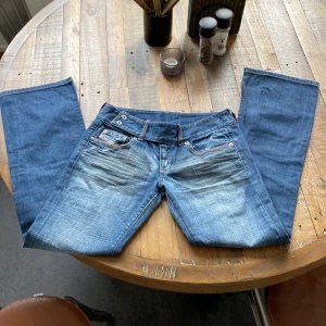 Diesel jeans lågmidjade  - Lågmidjade jeans Diesel. Ascoola.  Innerben 78cm  midjemått 78 -79cm  Det saknas en knapp på insidan som uppenbarligen inte syns eller behövs då det är knappar på utsidan som man använder. Köpte dessa på Plick för en v men säljer igen för de var för små 😔