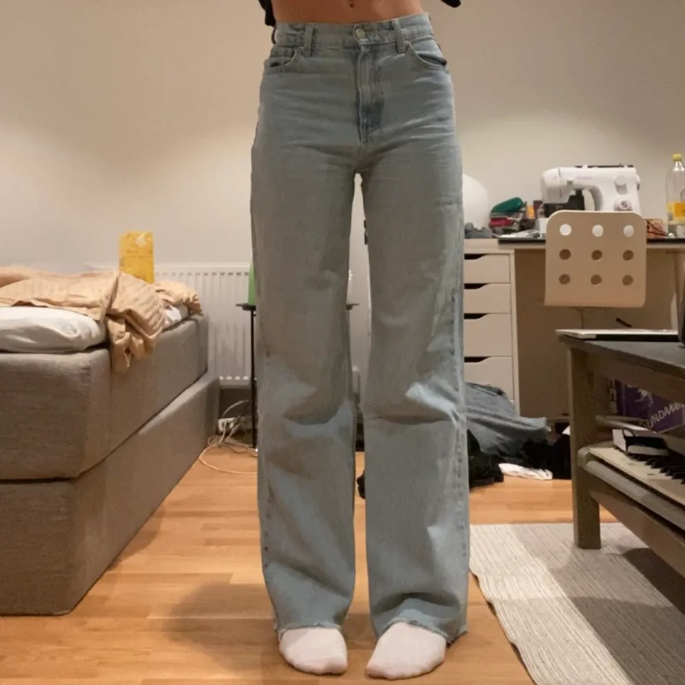 Så snygga och långa (!!!) ljusblå jeans från Zara, strl 36, i perfekt skick! Är 175 cm lång och de räcker ner till golvet. Och sitter så snyggt!!!  Kan skicka eller mötas upp i Lund, köpare står för frakten <3. Jeans & Byxor.