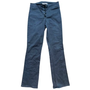 90s Lace Up Pants - !-20%!Vackra lågmidjade kostymbyxor från 90-talet med snörning🙌🏼💕 Cool design utan bakfickor och en silvrig ”platta” på baksidan! Hittar ingen storlek men skulle säga en W27! MÅTT// Midja-68cm Innerbensmått-75cm Jag är 170cm lång!😘