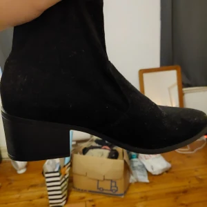 Skor använda 1 gång  - Använda 1 gång , stretchigt matrial . Strl 41