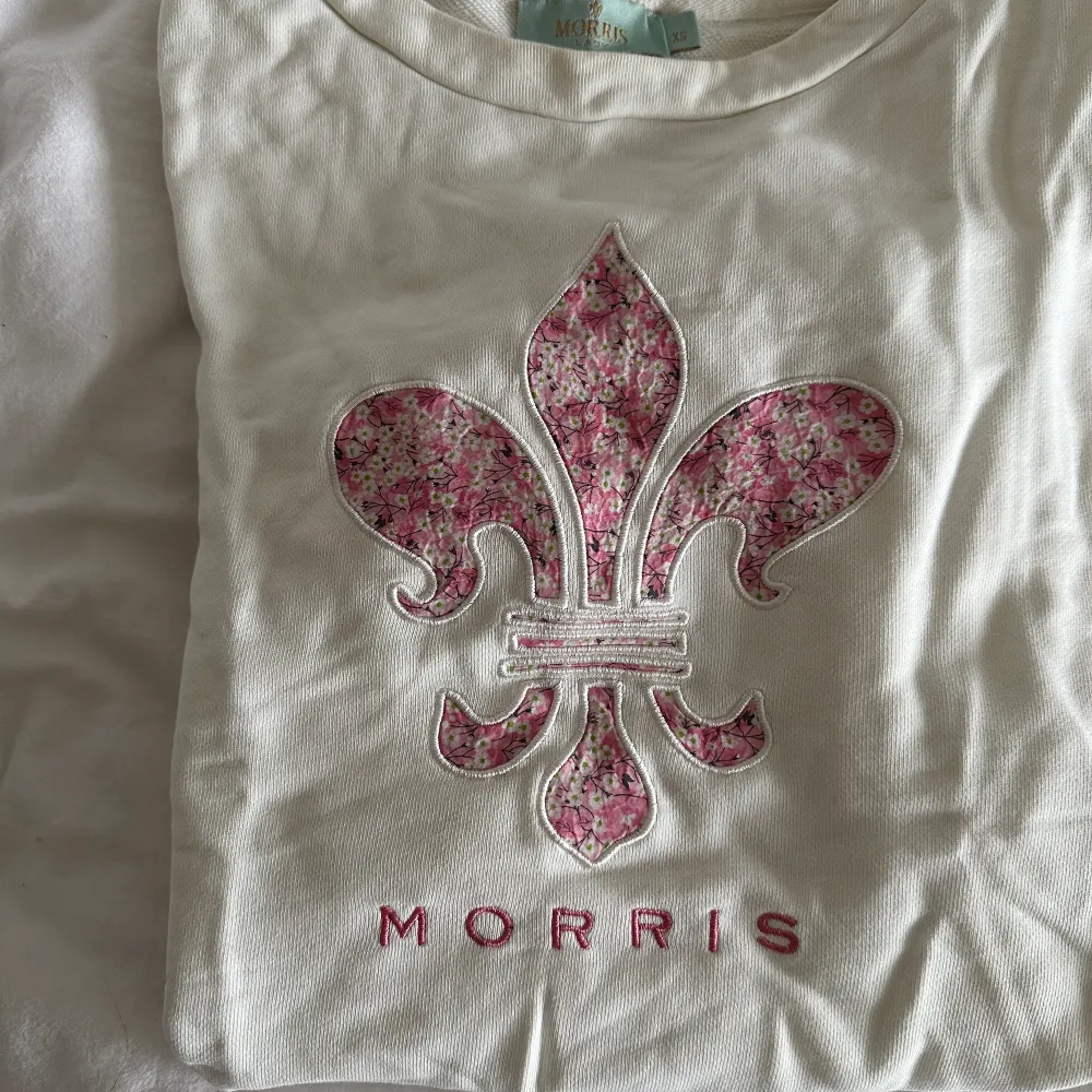 Säljer en super somrig och vårig college tröja från Morris som är använd 1/2 gånger och som nu blivit för liten... Hoodies.