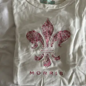 Säljer en super somrig och vårig college tröja från Morris som är använd 1/2 gånger och som nu blivit för liten..