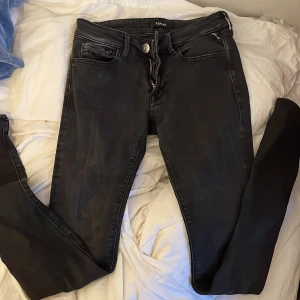 Replay svarta skinny jeans 25/32 - Mycket bra skick, provat på en gång. Jätte fina men tyvärr passade inte mig. Kan bara mötas upp och lämna byxorna!