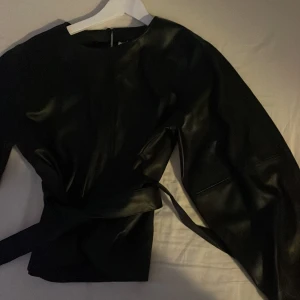 Lädertröja - Superfin passform! Kan knytas vid midjan. 2 tröjor