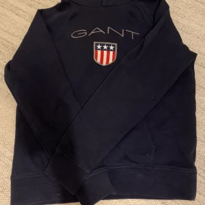 Gant hoodie - Säljer denna snygga gant hoodien som är inprincip oanvänd! ⚡️⚡️