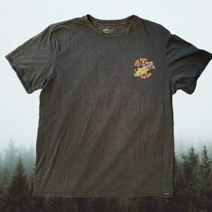 Mörkgrön Volcom T-shirt. Storlek M. ”Lei’d for life” tryck på bröst samt rygg.