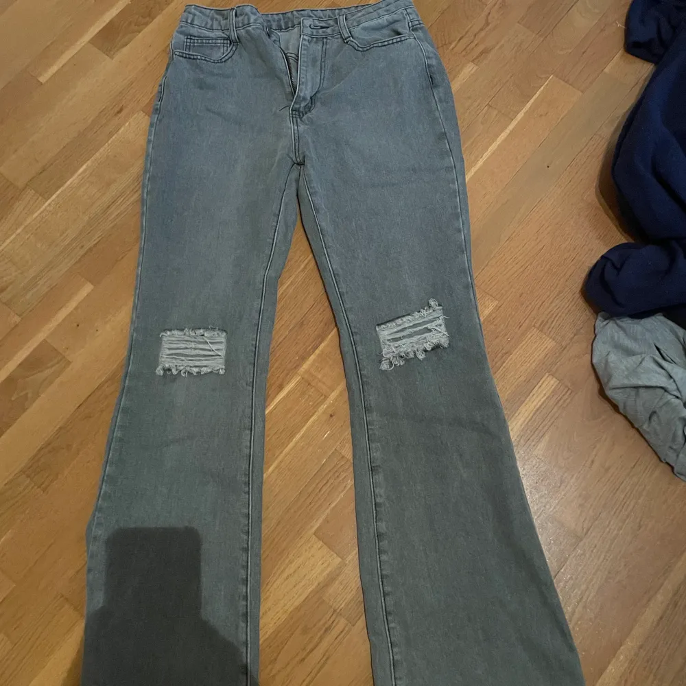 Snygga jeans med hål! För stora för mig, skulle passa ngn med storlek 38 ungefär . Jeans & Byxor.