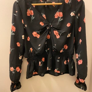 Fin blus - Fin blommig blus från H&M   Stl. 36 Ny skick, använd en gång