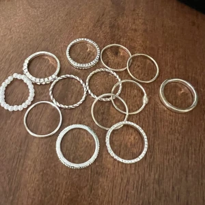 Ringar i olika storlekar  - Silver ringar i olika storlekar. (18-19mm) En pärlring. Alla för 30kr + frakt 