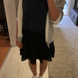 Volangkjol i mycket fint skick - Säljer nu denna mycket fina volang kjol från FB sisters. Kjolen är oanvänd och i mycket bra skick!  Köparen står för frakten!!