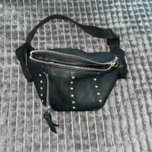 Magväska  - Jag säljer den här magväskan för 80kr. Magväskan är ganska gammal men fortfarande fin och användbar. Man kan minska och förstora bältet. Väskan är gjord av skin (inte äkta) mer frågor skriva i dm :)