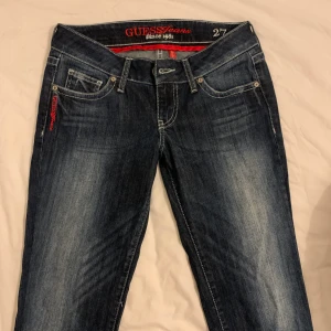 Guess jeans - Lågmidjade straight leg guess jeans i storlek 27!