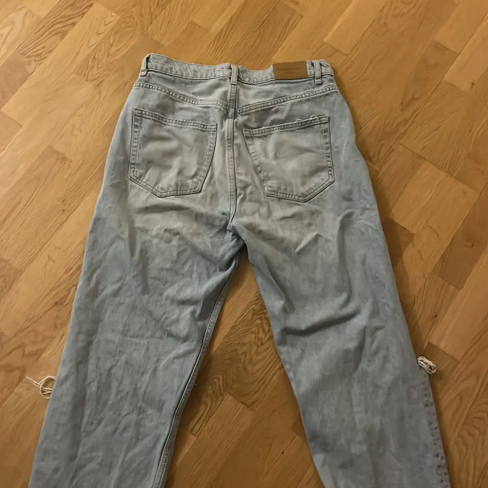 Ljusblåa jeans från Gina tricot med hål i knäna.🤍. Jeans & Byxor.