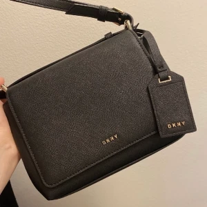 DKNY väska - DKNY väska  Helt ny 600kr