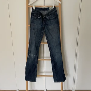 Jeans  - Mörkblåa jeans från G-STAR RAW med slitning på knät 