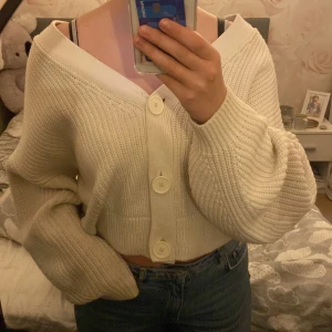 Kofta  - Vaniljvit kofta, storlek M men ganska oversize. Skön att ha när det är lite kallt och väldigt fin :) 