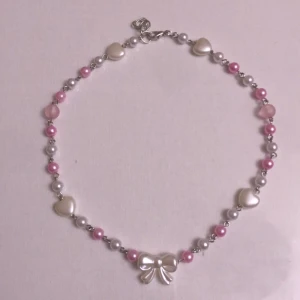 HANDMADE GULLIGT HALSBAND - halsband i vit och rosa som är inspirerad av my melody :) frakt är 13kr om köpet sker via swish och du får gratis extras som t.ex sanrio klistrermärken <3 