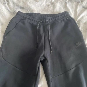 Nike Tech Byxor - Nike Tech byxor köpta från JD. Storlek: M, Otrolig Skick