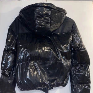 Glansig Jacka  - Supersnygg glansig jacka som är varm och skön med stor luva! Skaffat en annan därför säljs denna. 🫶🏼🫶🏼Skriv för fler bilder! 