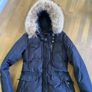 Hollies jacka - Hollies jacka i strl 38 i fint skick. Liten lagning på insidan, inget som syns eller märks. Säljes endast pga att den blivit för stor för mig. 