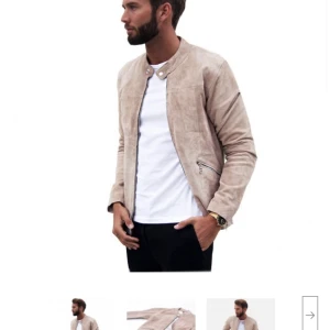 Mocka jacka William Strouch  - William Strouch beige suede jacket. Storlek medium , bra skick. Nypris 2499 Bud är välkommet