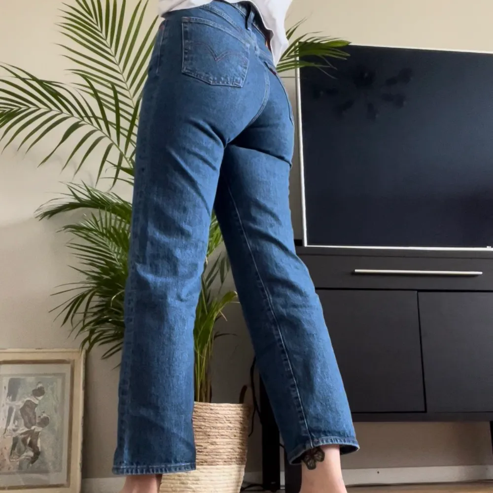 Jättesnygga jeans från Levis, endast använda 2-3 gånger. Modellen är ribcage straight, och storleken är 26. Finns att hämta i Örebro eller så står köparen för frakten! Hör gärna av er om ni har frågor! . Jeans & Byxor.