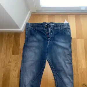 Säljer mina baggy jeans från märket PLEASE, bra i storlek o kvalité! 