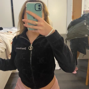Juicy Couture kofta - Säljer min fina Juicy Couture kofta i storlek Xs då den är för liten för mig, men den är som ny då jag inte använt den så mycket! 