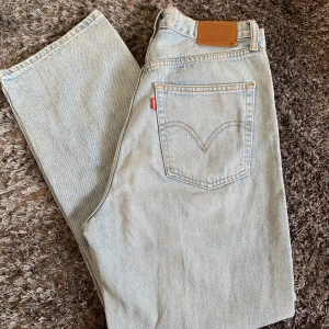 Levi’s jeans - Superfina jeans från Levi’s i modell ribcage straight, storlek 30. Bra längd på mig som är 170 cm. Köpte på Tise men var tyvärr för stora för mig så hoppas på att nån annan kan få användning av dem ✨ Nyskick