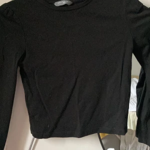 En vanlig svart tröja  - Jag har använt denna tröja 5-8 gånger storleken är 9-10 jag är 150cm men den är för 140cm 