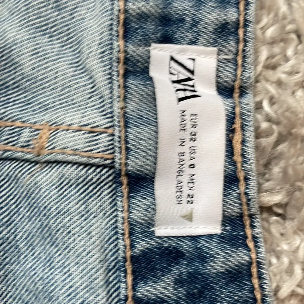 Hör är de två jeansen som jag redan har lagt upp! Jag säljer båda för 100 kr totalt plus prakt! . Jeans & Byxor.