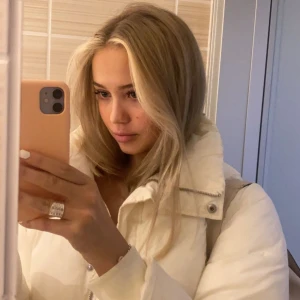 Vit puffer jacket  - Vit puffer jacket från Nelly. Använt ett fåtal gånger och den kostade 700kr. De finns lite smink fläkar brevid kragen men de går säkert att ta bort med lite vatten eller medel. Kan köpas billigare vid en snabb affär💕