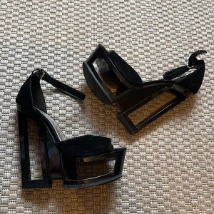 Kilklackar  - Svarta kilklackar, knappt använt. Testat någon gång. 