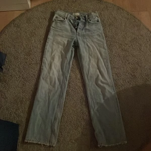 Ljusblå jeans från zara💕 - Säljer nu mina super snygga ljusblå jeans i modellen straight dem är knappt använda och är inga skador❣️❣️