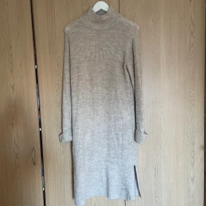 Stickad Klänning  - Stickad klänning från Vero Moda. Använd 1 gång. 