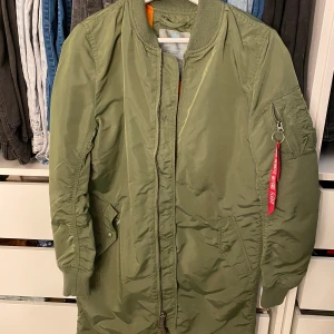Jacka lång - Alpha industries jacka i oliv färg. Lång modell. Använd 1 gång. 🤍 jätte fin!
