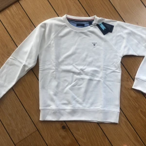 Ny gant - Ny tjocktröja från Gant.  Lappen kvar.  Köpt på Kidsbrandstore.  Storlek 158-164, passar på en xs/s Nypris 799kr, säljer den för 450kr.  Frakt tillkommer