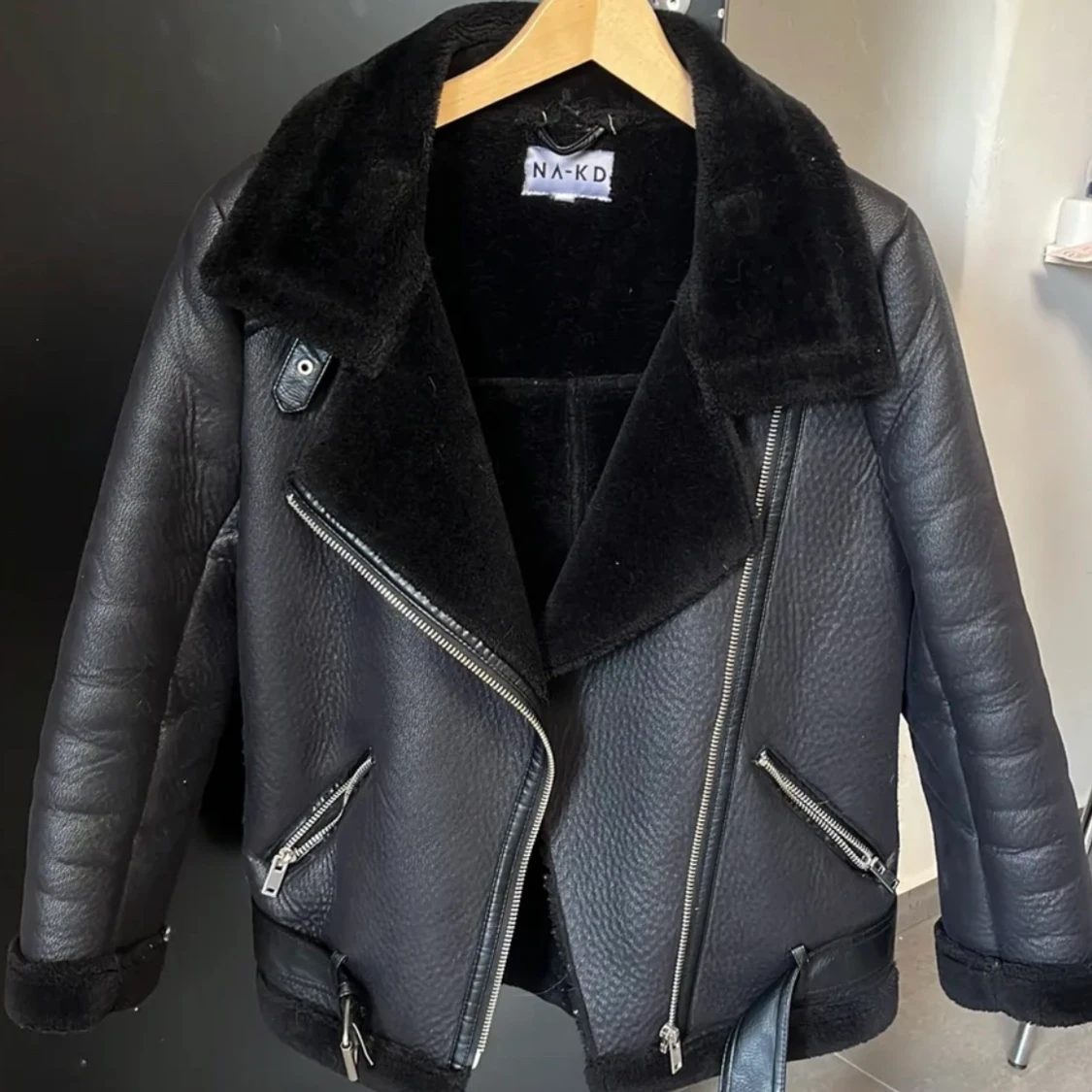 Säljer en trendig jacka från NA-KD