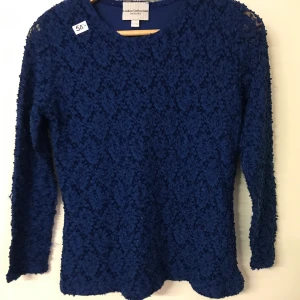 Vacker blå tröja   - Kornblå fintröja med lång ärm, från Lindex. Obetydligt använd. Storlek 42/44