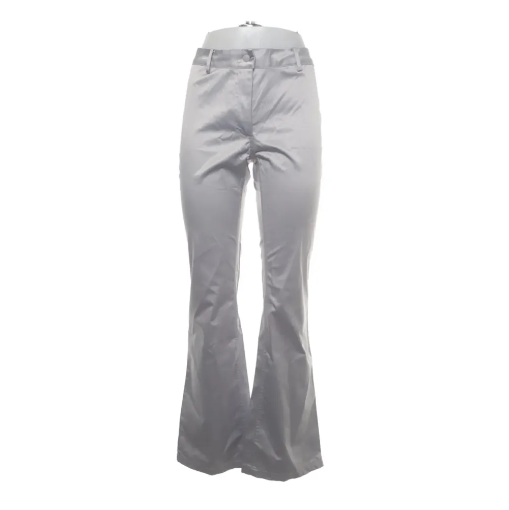 silverglansiga brallor, perfekta till festligheter !! 🪩🤩midjemått: 80cm . Jeans & Byxor.