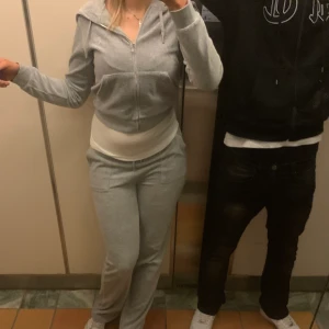 Gråa Juicy Couture med fickor - Säljer nu mitt gråa juicy set! Det är använt väldigt få gånger och är i fint skick. Inga hål eller fläckar. Överdelen är i storlek M, och byxorna L. Går att köpa separat kontakta då mig privat!💖Frakt ingår inte💗 Skriv privat för frågor/fler bilder🥰 