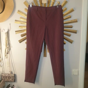 Kostymbyxor  - Kostymbyxor från Selected femme. Helt nya och oanvända, nypris är 799kr. Storlek 38. Se sista bild för passformen.  Material: 27% ull 52% polyester 19% viscose. 
