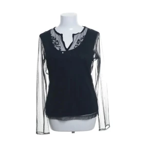 svart meshtopp - sjukt fin svart meshtopp köpt på sellpy! säljer då den inte kommer till användning🖤