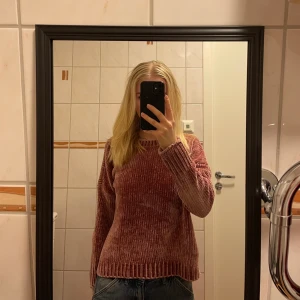 Tröja - Mysig rosa tjocktröja. Skriv privat för fler bilder. Tryck inte på knappen köp direkt 